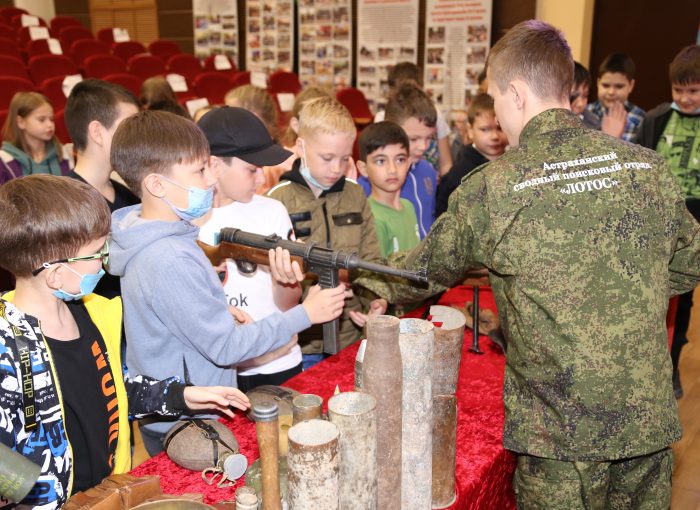 В Астраханской области продолжаются проводятся уроки мужества и патриотические выставки для детей и молодежи